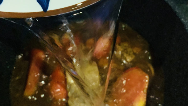 番茄牛腩煲,翻炒均匀调料，加入清水