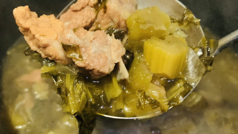 酸菜炖排骨,起锅