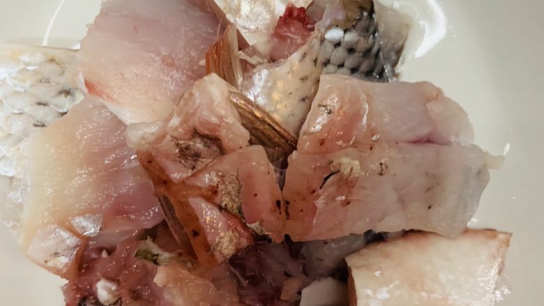 百香果水煮鱼(向往的生活同款),剩下鱼身肉切小段，新鲜鱼就切片。