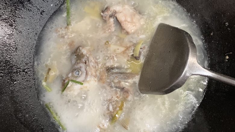 百香果水煮鱼(向往的生活同款),盖盖子煮3分钟，看到鱼汤浓白就可以了。