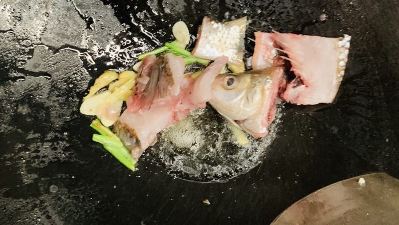 百香果水煮鱼(向往的生活同款),葱姜爆香后放入鱼骨轻轻煎它。