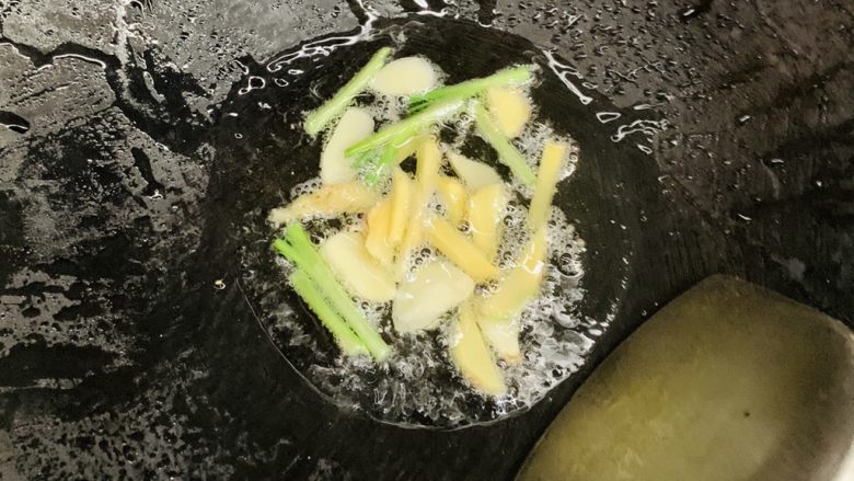 百香果水煮鱼(向往的生活同款),放入鱼骨的料轻轻翻炒。