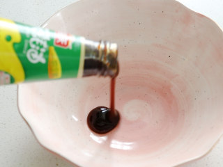 金针菇肥牛卷,在碗中倒入适量的蚝油