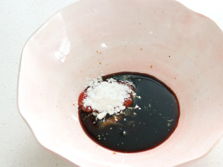 金针菇肥牛卷,倒入一勺淀粉