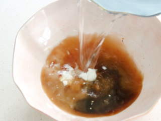 金针菇肥牛卷,再倒入适量的清水，搅拌均匀