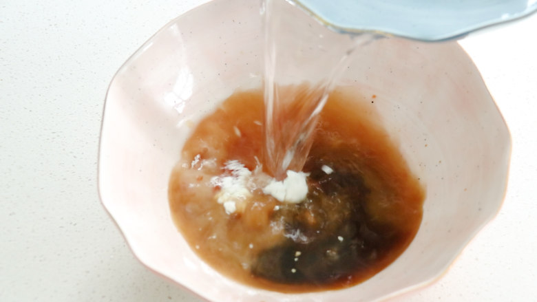金针菇肥牛卷,再倒入适量的清水，搅拌均匀