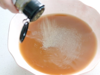 金针菇肥牛卷,最后在撒上一些黑胡椒粉，放到一旁备用
