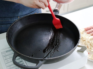 金针菇肥牛卷,开火，在煎锅里刷上油
