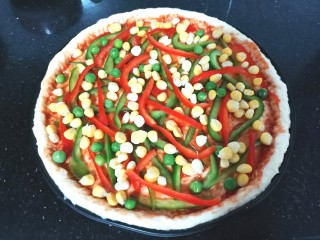 培根火腿披萨,铺上青豆玉米粒