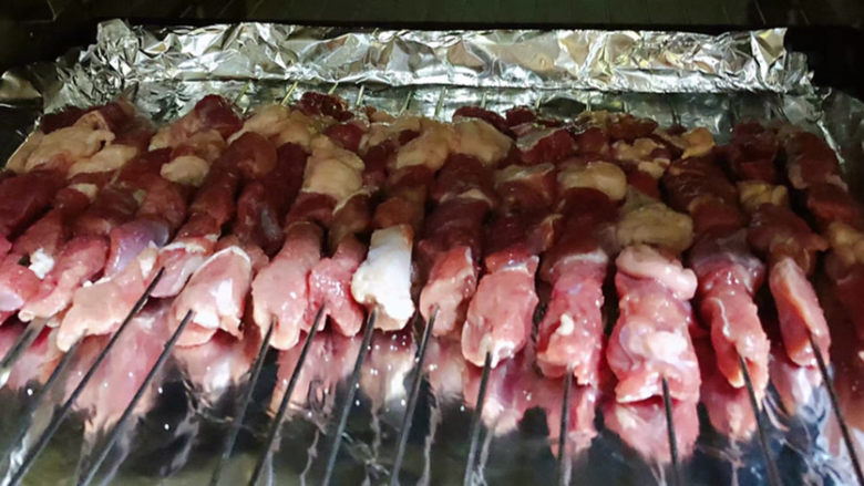 孜然羊肉串,羊肉串放入烤箱上下火200度烤二十分钟