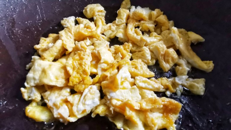 黄瓜炒香肠,鸡蛋煎熟盛出备用。