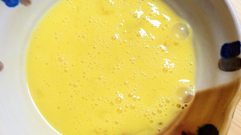 椒盐里脊,将鸡蛋打散，搅拌均匀。