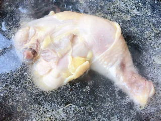 凉拌麻辣鸡丝,锅中烧开水放入洗净的鸡腿焯水去除油脂和杂质