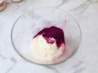 一个配方6种口味的冰淇淋,加入紫薯粉拌匀