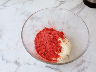 一个配方6种口味的冰淇淋,加入草莓粉拌匀