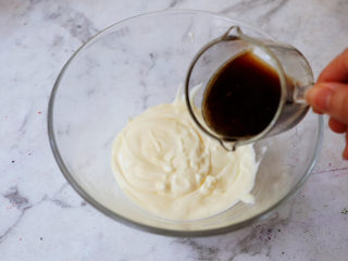 一个配方6种口味的冰淇淋,加入咖啡液拌匀