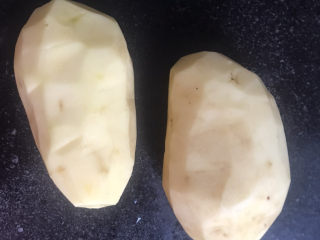 凉拌土豆丝,准备两个土豆，削皮外皮