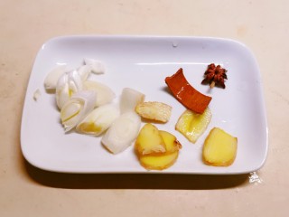 酸菜炖排骨,辅料:姜切片 葱切段 八角桂皮备好