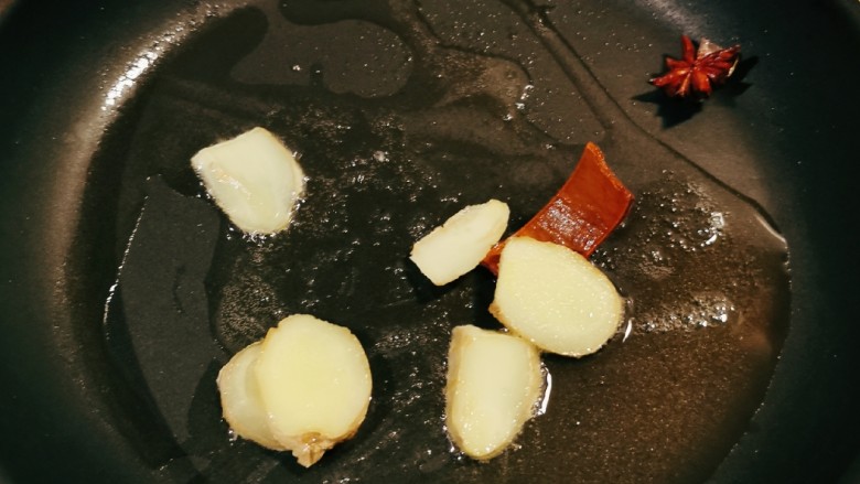 酸菜炖排骨,起油锅放入食用油  油热后放入姜片 八角桂皮 炒香