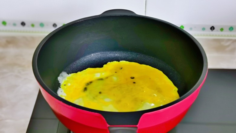 黄瓜炒香肠,起油锅，倒入蛋液，小火煎蛋。