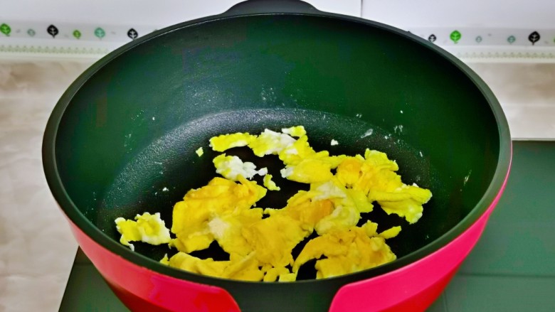 黄瓜炒香肠,待表面凝固后用铲子将鸡蛋铲成小块，盛出备用。