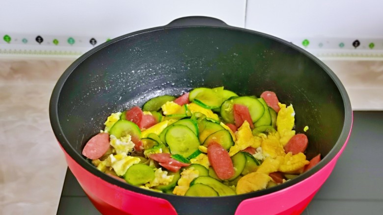 黄瓜炒香肠,快速翻炒均匀即可关火出锅。