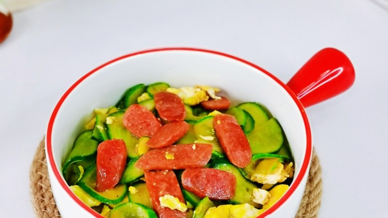 黄瓜炒香肠,简单快手家常小炒，荤素搭配，营养均衡。