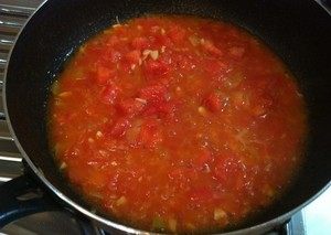 番茄龙利鱼,将西红柿汁炒出