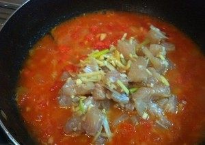 番茄龙利鱼,入腌好的龙利鱼块翻炒