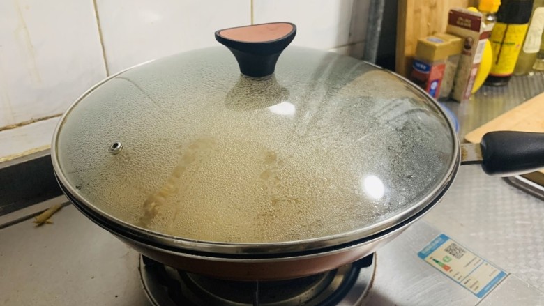 酸菜炖排骨,盖上锅盖中火炖40分钟。