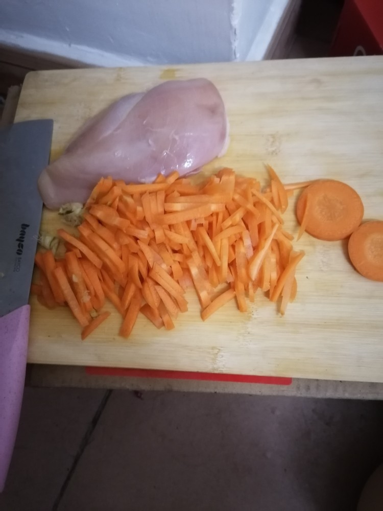 香柠鸡肉块炒胡萝卜丝,胡萝卜切块，再切丝
