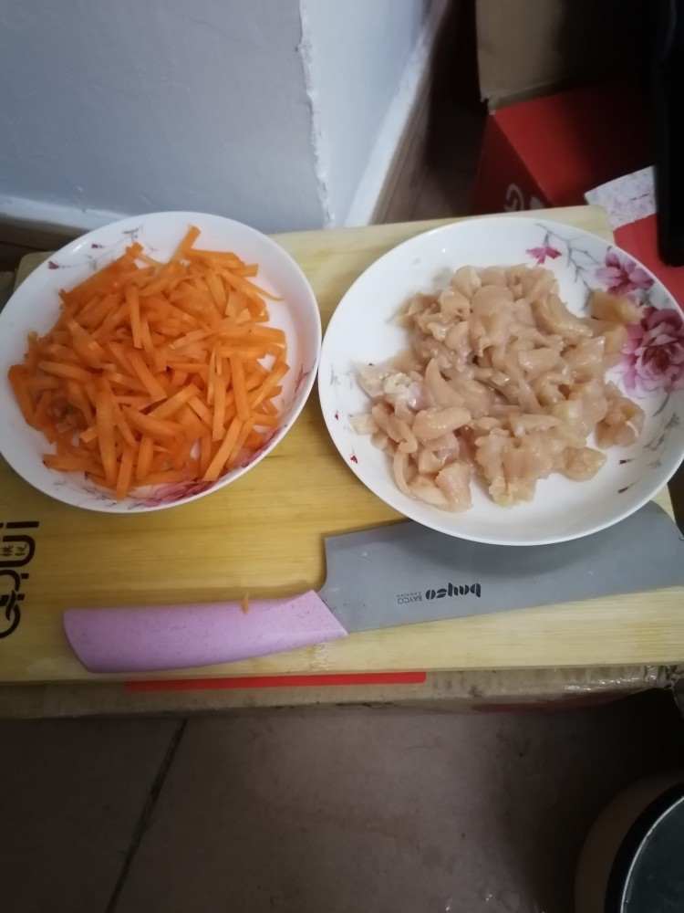 香柠鸡肉块炒胡萝卜丝,切成长条的鸡胸肉再切小块，和胡萝卜丝装盘
