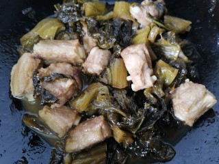 酸菜炖排骨,煮至汁干入味即可出锅