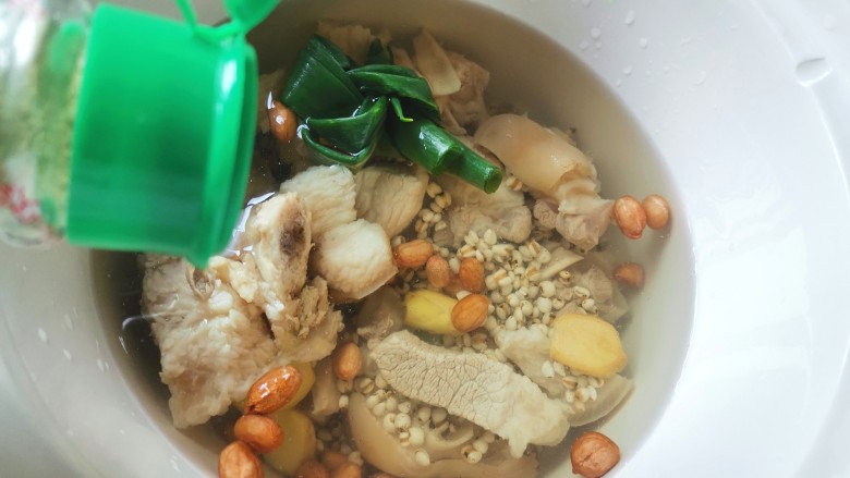 薏米猪蹄汤,加入胡椒粉