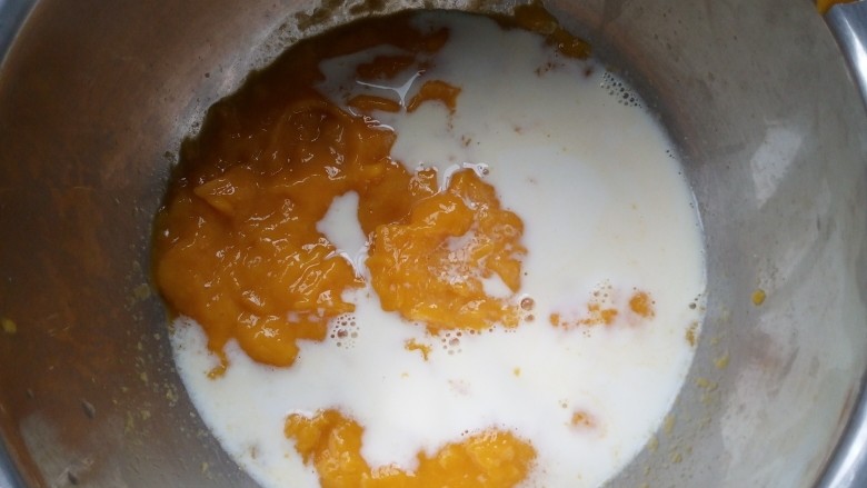 芒果牛奶冰,加入纯牛奶，具体的量按自己的喜好，建议加120ml
