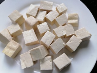 娃娃菜炖豆腐,豆腐切成均匀的块状
