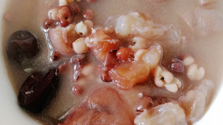 薏米猪蹄汤,薏仁和红豆软烂。