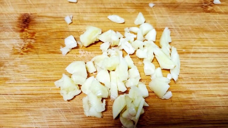 蒜香鱼燕菜,用刀把蒜瓣剁碎