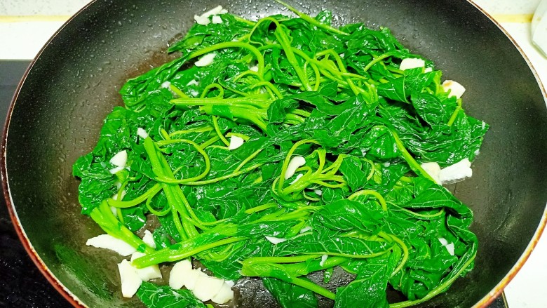 蒜香鱼燕菜,锅中放入适量油，放入蒜末，炒香后放入鱼燕菜
