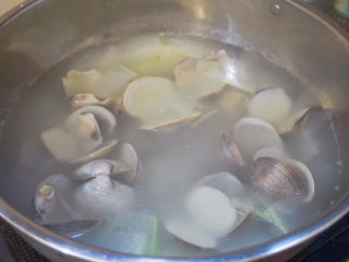 蛤蜊冬瓜汤,还加入适量的盐