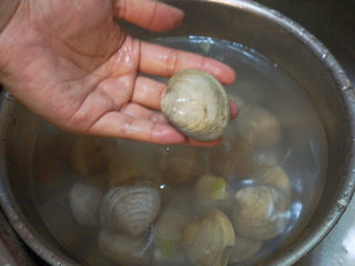 蛤蜊冬瓜汤,先放在清水泡洗半小时