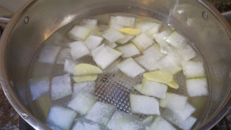 蛤蜊冬瓜汤,冷水下锅，加入冬瓜、姜丝