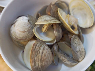 蛤蜊冬瓜汤,煮沸后将蛤蜊捞出来，清晰干净里面的杂质