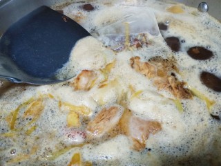 酸菜炖排骨,把香料包放到锅里一起煮。等水烧开了，浮沫就漂上来了，把浮沫捞出