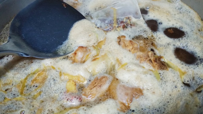 酸菜炖排骨,把香料包放到锅里一起煮。等水烧开了，浮沫就漂上来了，把浮沫捞出