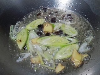 酸菜炖排骨,再倒入姜片和葱，炒出香味