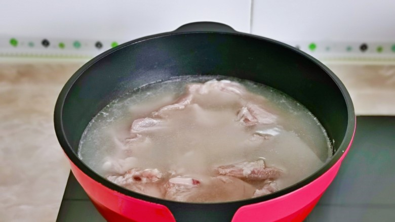 小米蒸排骨,排骨冷水下锅焯水，大火烧开后煮2分钟捞出过冷水。