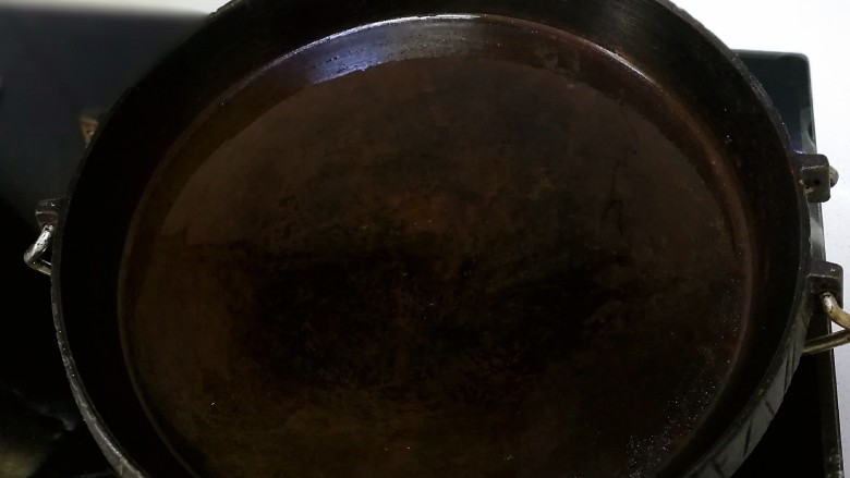 萝卜丝薄饼,平底锅倒入适量油。
