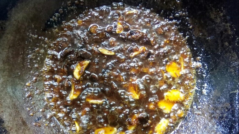 酱香荞麦面拌绿豆芽,放入自制香辣酱，小火炒香。