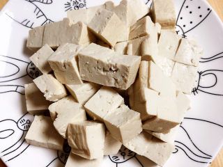 娃娃菜炖豆腐,将豆腐切成小块待用。